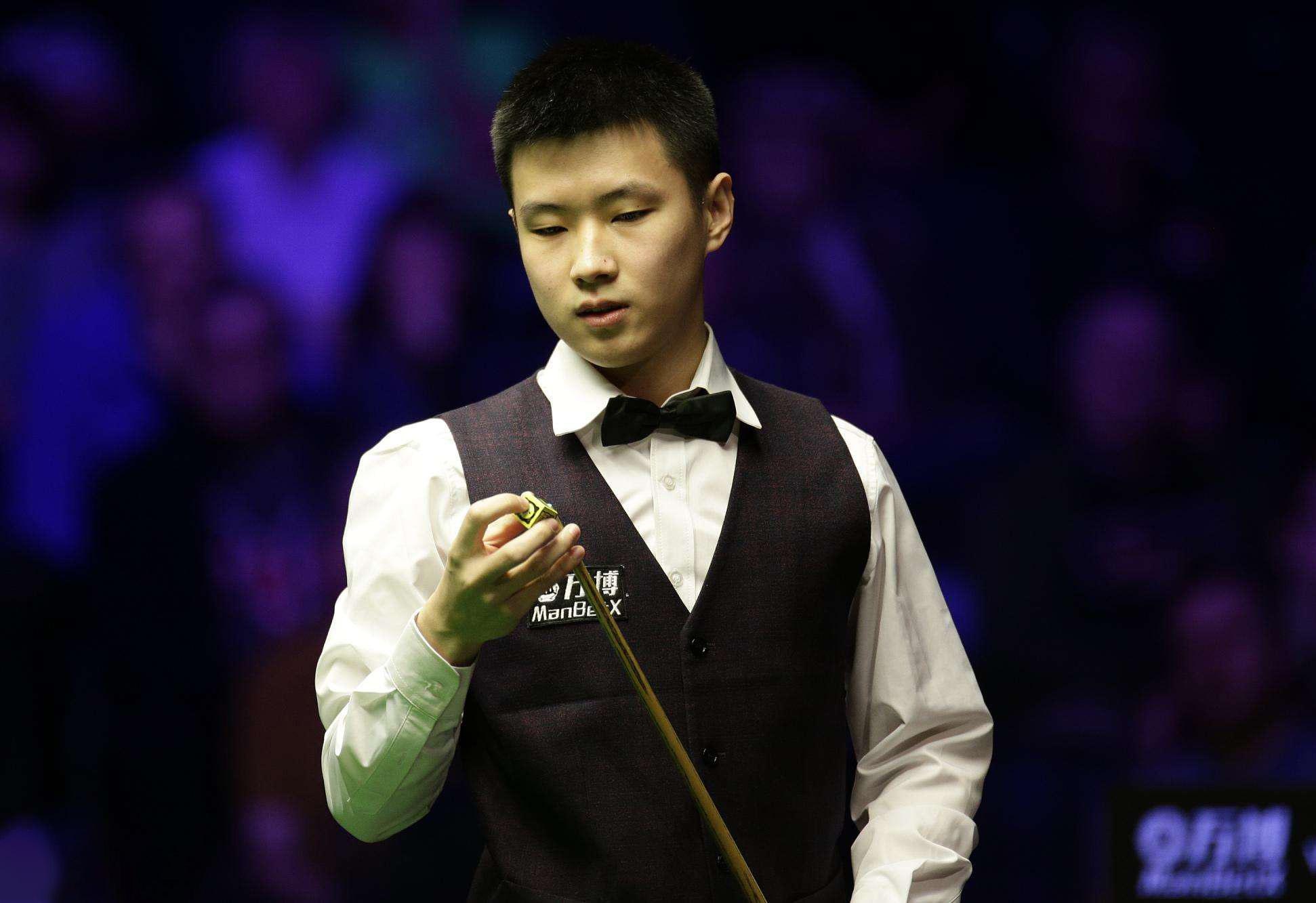 手拉开了两 手拉开了两